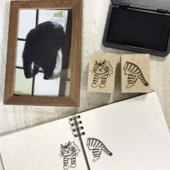 Arte CO | Sello Cat Jumping Inside Paper