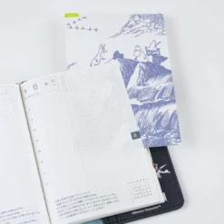 Hobonichi | Plantilla de Escritura Pencil Board A6 Moomin (Mysterious Hat)