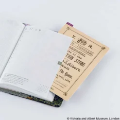 Hobonichi | Plantilla de Escritura Pencil Board A6 V&A Series (V&A’s Foundation Stone Programme)