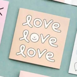 Iconic | Mini Tarjeta de Felicitación Doodle Love Love Love