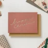 Katie Leamon | Tarjeta Navidad Burgundy Happy Xmas