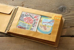 Traveler's Company | Cuaderno con Espiral B6 Sobres Visibles