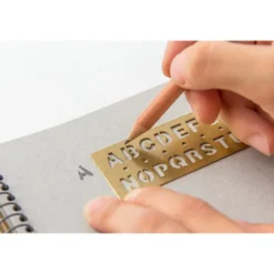 Traveler's Company | Marcapáginas Brass Template Alphabet