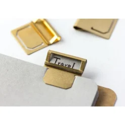 Traveler's Company | Marcapáginas Brass Index Plate